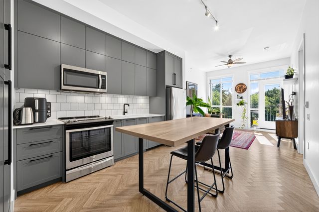 10168 149th st-2-1 at 407 - 10168 149 Street, Guildford, North Surrey
